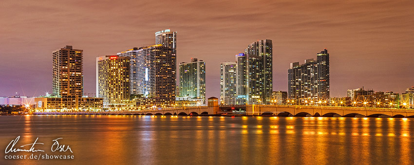 Panorama der Miami Skyline im Sonnenuntergang in Miami, USA.