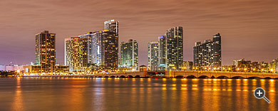 Panorama der Miami Skyline nach Sonnenuntergang, Miami, USA.
