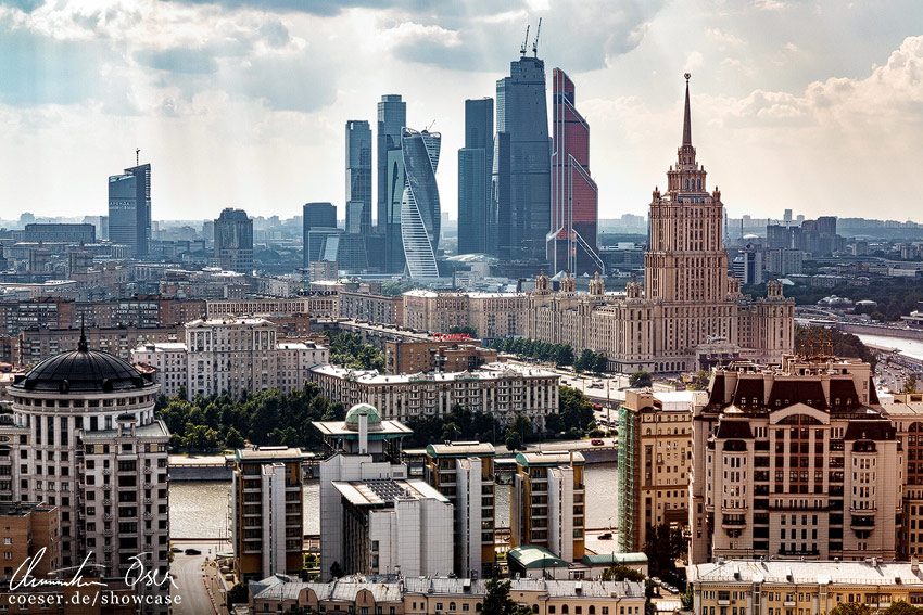 Zuckerbäckerbau Hotel Ukraina (Sieben Schwestern) und das Hochhausviertel Moskau City in Moskau, Russland.