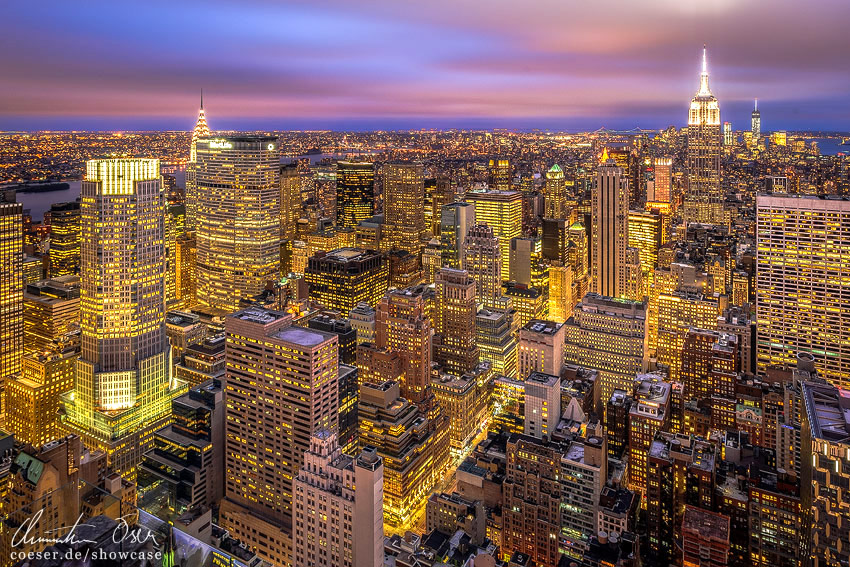 Beleuchtete Skyline von New York und das Empire State Building in New York, USA.