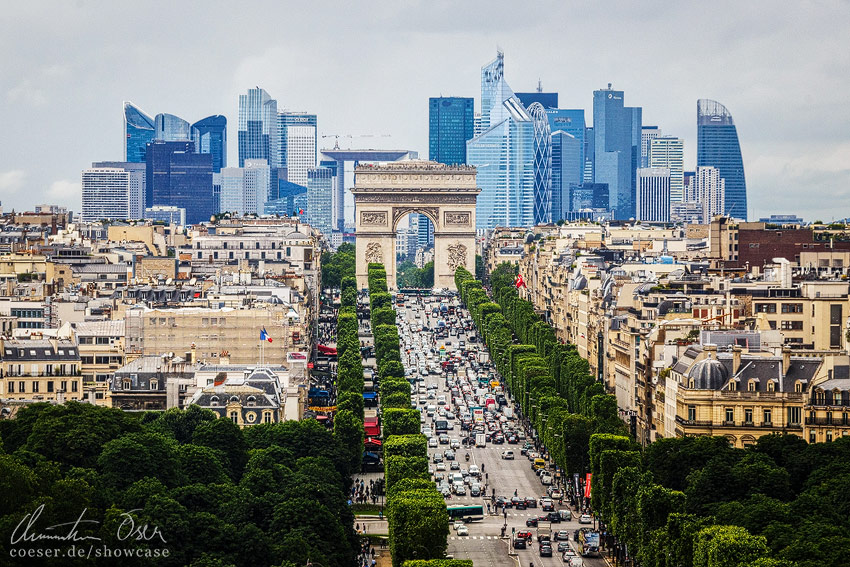 Avenue des Champs-Élysées, Triumphbogen und das Viertel La Défense in Paris, Frankreich.