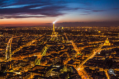 Skyline von Paris mit Eiffelturm im Sonnenuntergang in Paris, Frankreich.