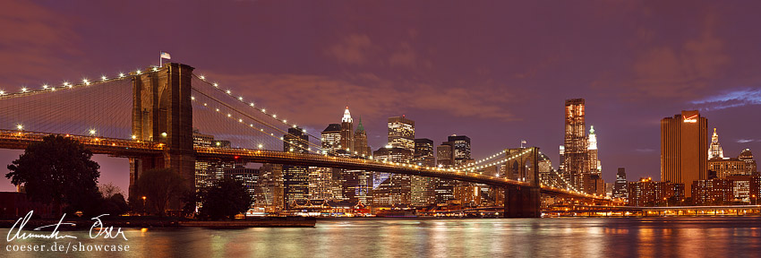 Blick auf Manhattan und die Brooklyn Bridge in der Dämmerung in New York, USA.