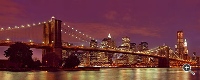 Blick auf Manhattan und die Brooklyn Bridge in der D&auml;mmerung in New York, USA.