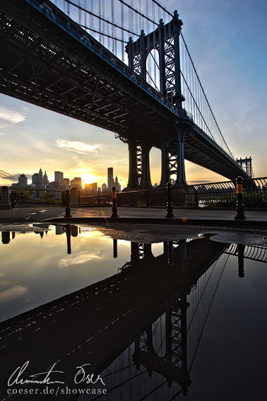Spiegelung der Manhattan Bridge im Sonnenuntergang in New York, USA.