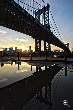 Spiegelung der Manhattan Bridge im Sonnenuntergang in New York, USA.
