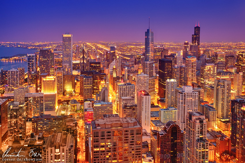 Blick auf die Skyline von Chicago im Sonnenuntergang, USA.