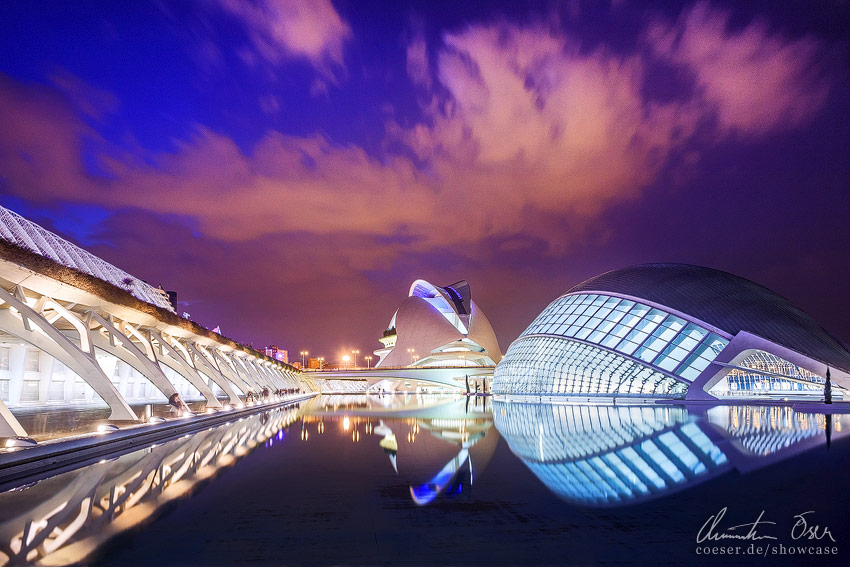 Moderne Architektur der Gebäude Palau de les Arts Reina Sofia (Opernhaus) und L'Hemisferic (IMAX-Kino) in der Stadt der Künste und Wissenschaften in Valencia, Spanien.