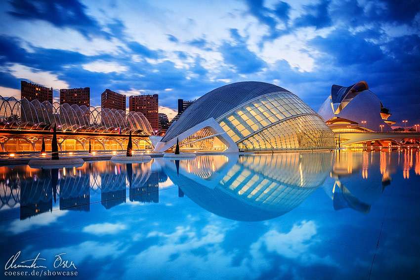 Moderne Architektur der Gebäude Palau de les Arts Reina Sofia (Opernhaus) und L'Hemisferic (IMAX-Kino) in der Stadt der Künste und Wissenschaften in Valencia, Spanien.
