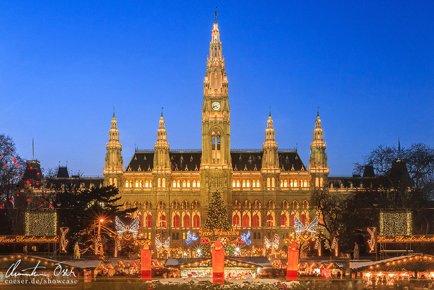 Der Christkindlmarkt vor dem beleuchteten Rathaus in Wien, Österreich.