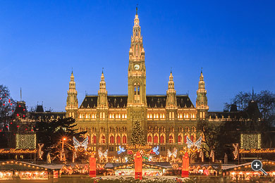 Der Christkindlmarkt vor dem beleuchteten Rathaus in Wien, &Ouml;sterreich.