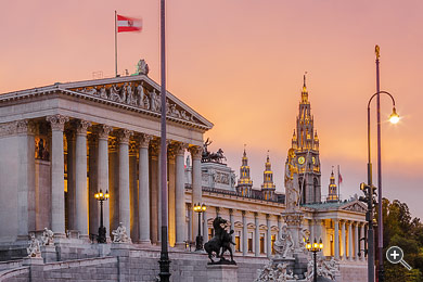 Das Parlament und das Rathaus w&auml;hrend eines Sonnenuntergangs in Wien, &Ouml;sterreich.
