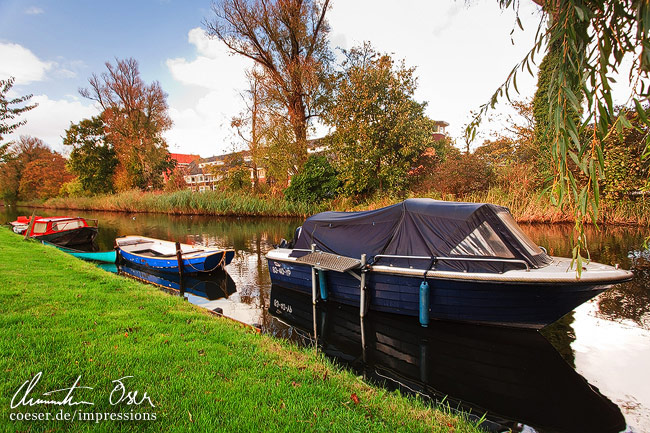 Mehrere Boote in einem der zahlreichen Kanäle in Alkmaar, Niederlande.