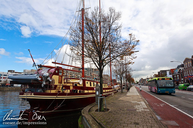 Ein historisches Schiff liegt im Hafen vor Anker in Alkmaar, Niederlande.