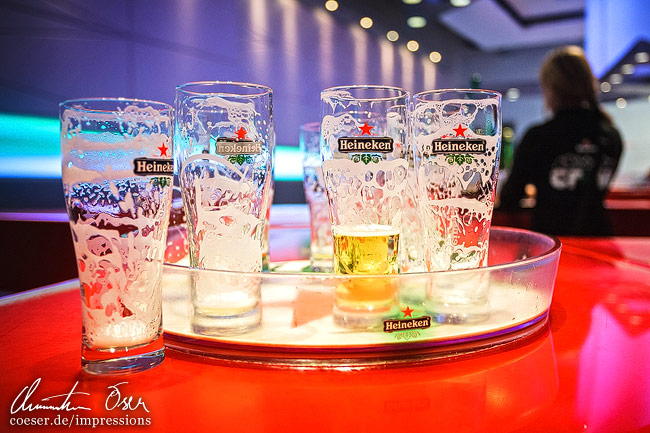 Leere Heineken-Biergläser in der Heineken Experience in Amsterdam, Niederlande.