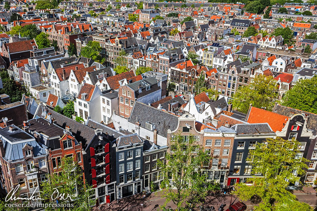 Blick auf Amsterdams Gebäude vom Turm der Westerkerk-Kirche aus in Amsterdam, Niederlande.