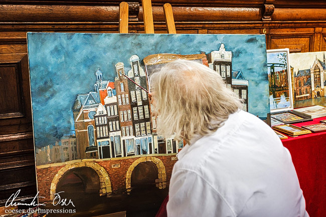 Ein Künstler erstellt ein Gemälde der Ecke Prinsengracht und Brouwersgracht in Amsterdam, Niederlande.
