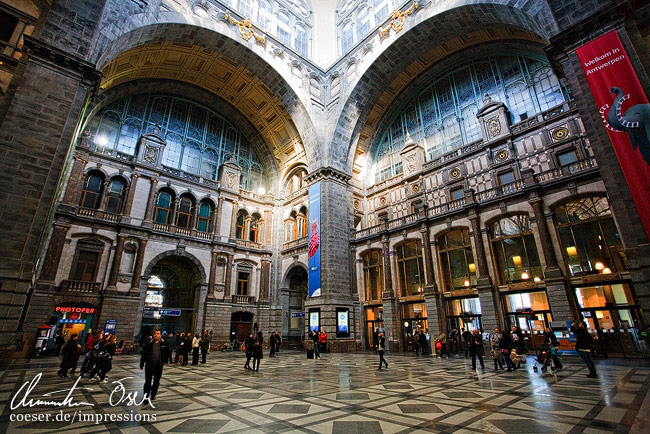 Historische Halle im Hauptbahnhof Centraal in Antwerpen, Belgien.