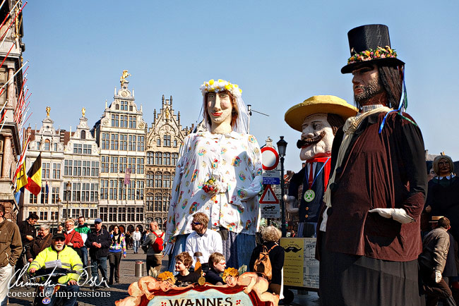 Riesen-Prozession am Großen Marktplatz (Grote Markt) in Antwerpen, Belgien.