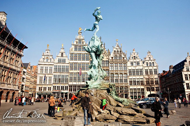 Zunfthäuser und der Brabo-Brunnen am Großen Marktplatz (Grote Markt) in Antwerpen, Belgien.