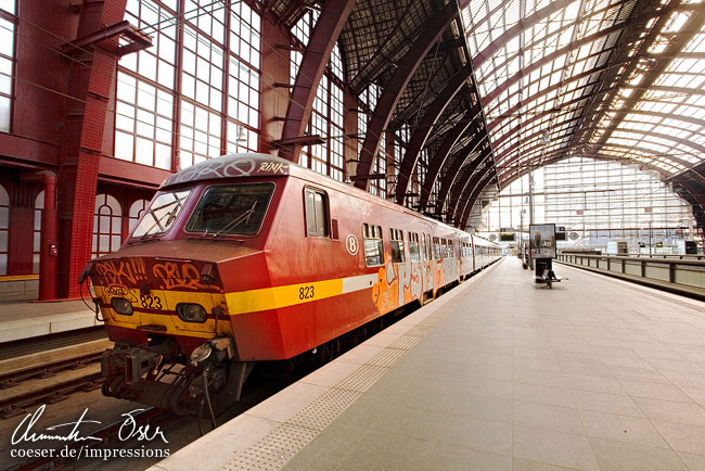 Ein Zug fährt ein in der historischen Ankunftshalle im Hauptbahnhof Centraal in Antwerpen, Belgien.