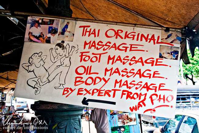 Ein Hinweisschild weist auf eine original thailändische Öl-, Fuß- und Körpermassage hin in Bangkok, Thailand.