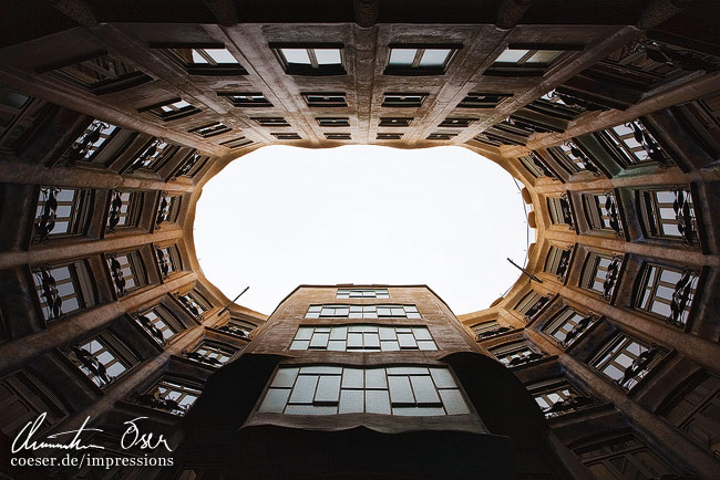 Innenhof in der Casa Mila von Architekt Antoni Gaudi in Barcelona, Spanien.