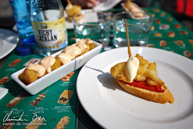 Typisches Gericht in einer der zahlreichen Tapas-Bars in Barcelona, Spanien.