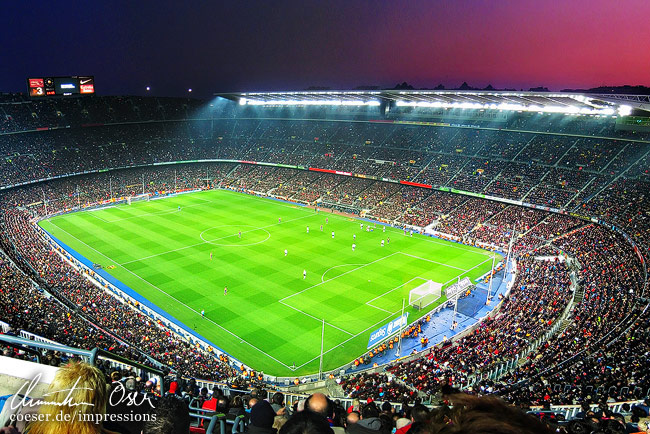 Sonnenuntergang über dem Camp-Nou-Stadion des FC Barcelona in Barcelona, Spanien.