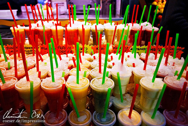 Viele Fruchtdrinks in der Mercat de la Boqueria Markthalle in Barcelona, Spanien.