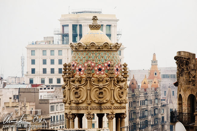 Aussicht vom Dach der Casa Batlo von Architekt Antoni Gaudi in Barcelona, Spanien.