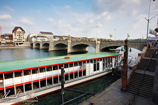 Ein Schiff ankert im 'Schifflände'-Hafen nahe der Mittlere Brücke in Basel, Schweiz.
