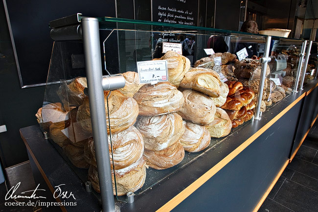 Frischgebackenes Brot wird an einem Stand beim Basler Markplatz verkauft in Basel, Schweiz.