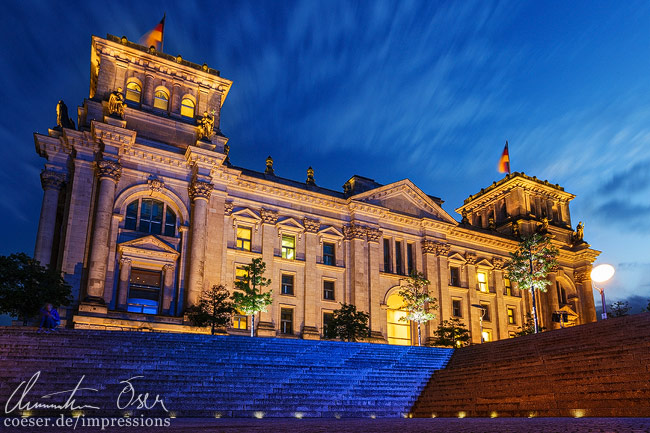 Das beleuchtete Reichstagsgebäude während der blauen Stunde in Berlin, Deutschland.