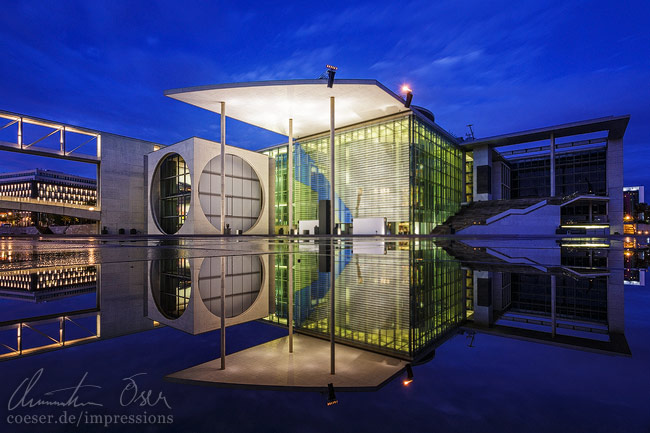 Spiegelung des beleuchteten Paul-Löbe-Haus im Berliner Regierungsviertel in Berlin, Deutschland.