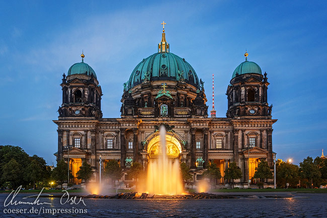 Blick auf den beleuchteten Berliner Dom während der blauen Stunde in Berlin, Deutschland.