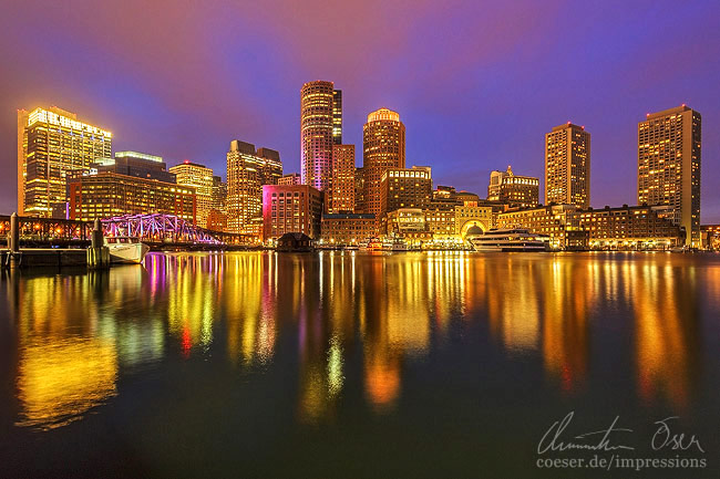 Die nächtliche Skyline von Boston, USA.