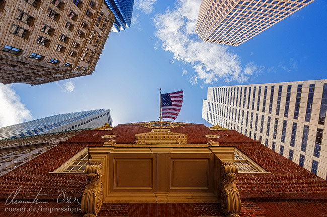 Flagge der USA auf dem alten Rathaus und Hochhäuser in Boston, USA.