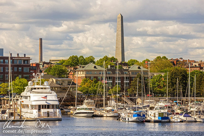 Das Bunker Hill Monument und der Tudor Wharf Hafen in Boston, USA.