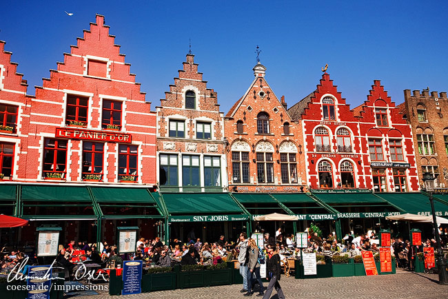 Neugotische Gebäude am Großen Markt (Grote Markt) in Brügge, Belgien ...