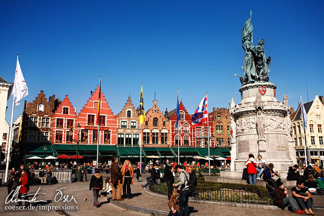 Am Großen Markt (Grote Markt) steht die Statue von Jan Breydel und Pieter de Coninck in Brügge, Belgien.