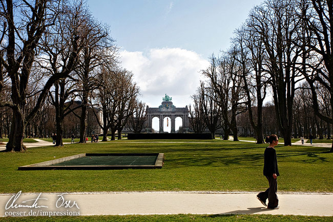 Triumphbogen im Jubelpark (Parc du Cinquantenaire) in Brüssel, Belgien.