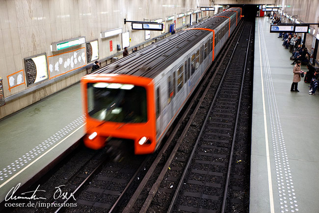 Ein U-Bahn-Zug kommt in einer Station an in Brüssel, Belgien.