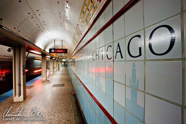 Ein Zug verlässt die U-Bahn-Station 'Chicago' in Chicago, USA.
