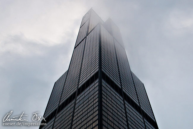 Die Spitze des Willis Towers (früher Seras Tower) ist durch Nebel verdeckt in Chicago, USA.
