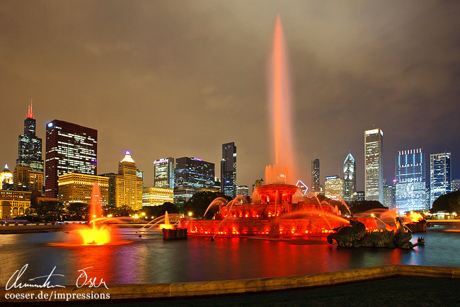 Nächtliches Panorama des Buckingham-Springbrunnens und der Skyline von Chicago, USA.