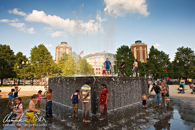 An einem sehr heißen Tag spielen Kinder im Navy-Pier-Brunnen in Chicago, USA.