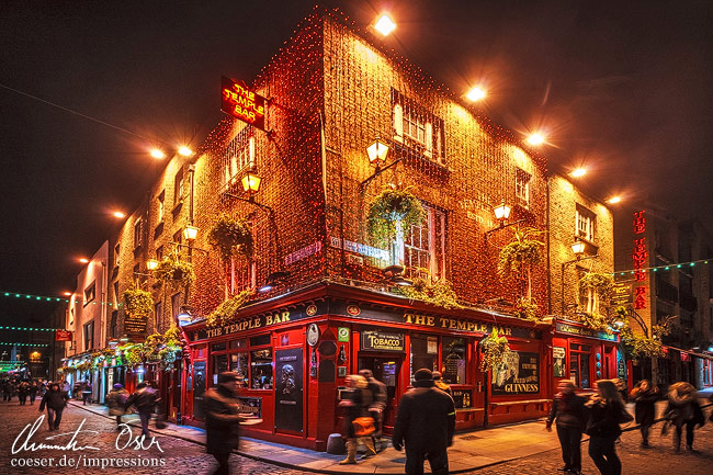 Das beleuchtete berühmte Temple Bar Pub im Temple-Bar-Bezirk in Dublin, Ireland.