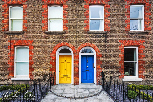 Typische bunte Haustüren sind in der ganzen Stadt zu finden in Dublin, Ireland.