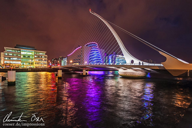 Die beleuchtete Samuel-Beckett-Brücke von Architekt Santiago Calatrava und das Kongresszentrum (CCD) in Dublin, Ireland.